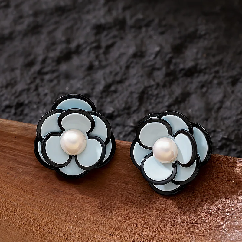Gentle temperament, small fragrance, three-dimensional petal pearl earrings, fashionable and versatile commuting earrings
Gentle temperament, small fragrance, three-dimensional petal pearl earrings, fashionable and versatile commuting earrings