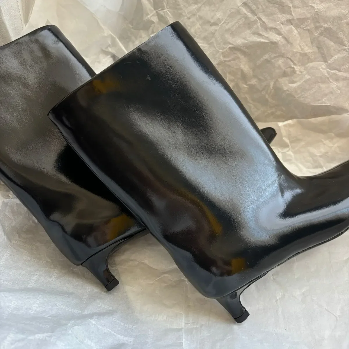 Wide Boot Shaft Light Luxury Botines Para Mujeres Pointed Toe Solid Color Leather Botas Mujer 2025 Tendencia Kitten Low Heels
Wide Boot Shaft Light Luxury Botines Para Mujeres Pointed Toe Solid Color Leather Botas Mujer 2025 Tendencia Kitten Low Heels