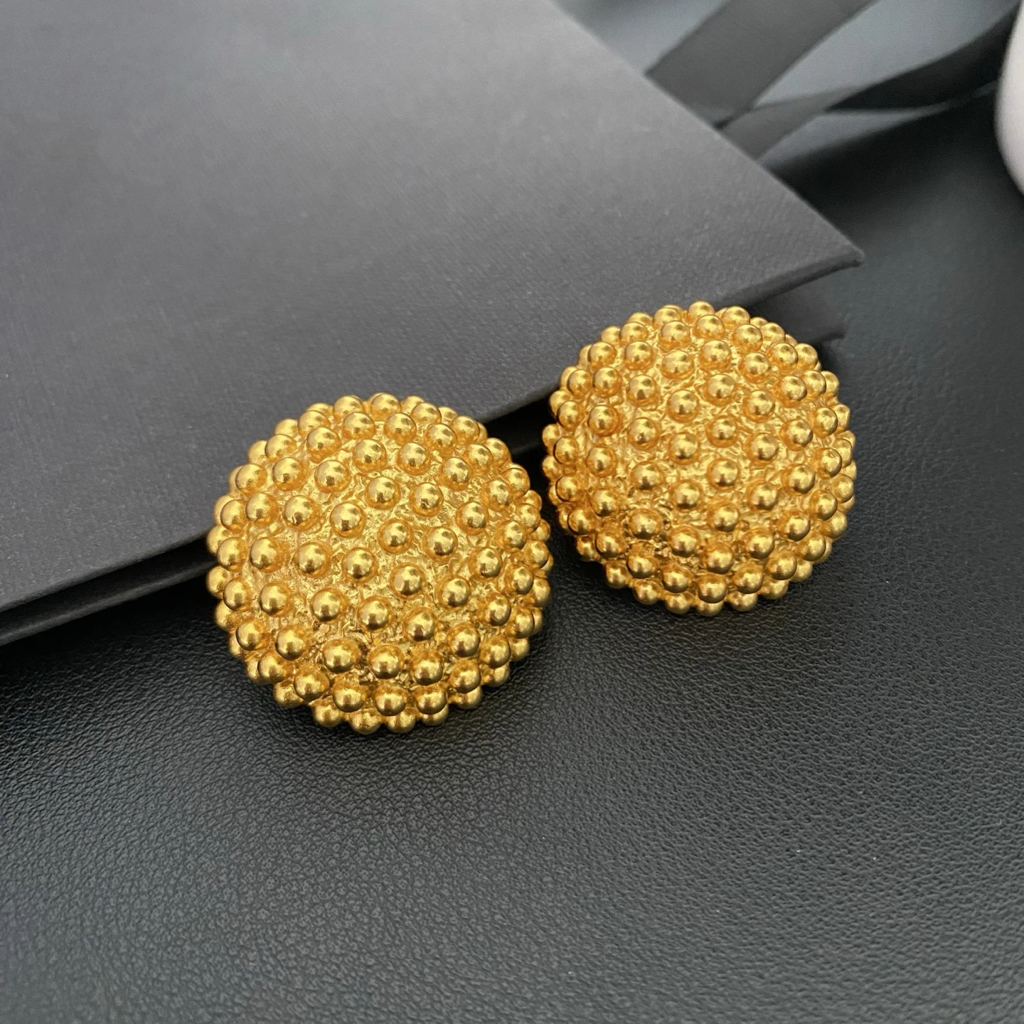 Europe America Vintage Brass Gold Plated Round Bead Earrings Ear Clip Women Designer Luxury
Europe America Vintage Brass Gold Plated Round Bead Earrings Ear Clip Women Designer Luxury