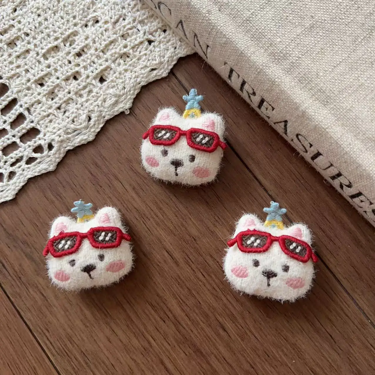 DIY Fabric Cartoon Dog Decoration Cute Puppy Brooch Hair Clip Shoe Sock Bag Hat Embellishment High Quality Clothing Accessory
DIY Fabric Cartoon Dog Decoration Cute Puppy Brooch Hair Clip Shoe Sock Bag Hat Embellishment High Quality Clothing Accessory