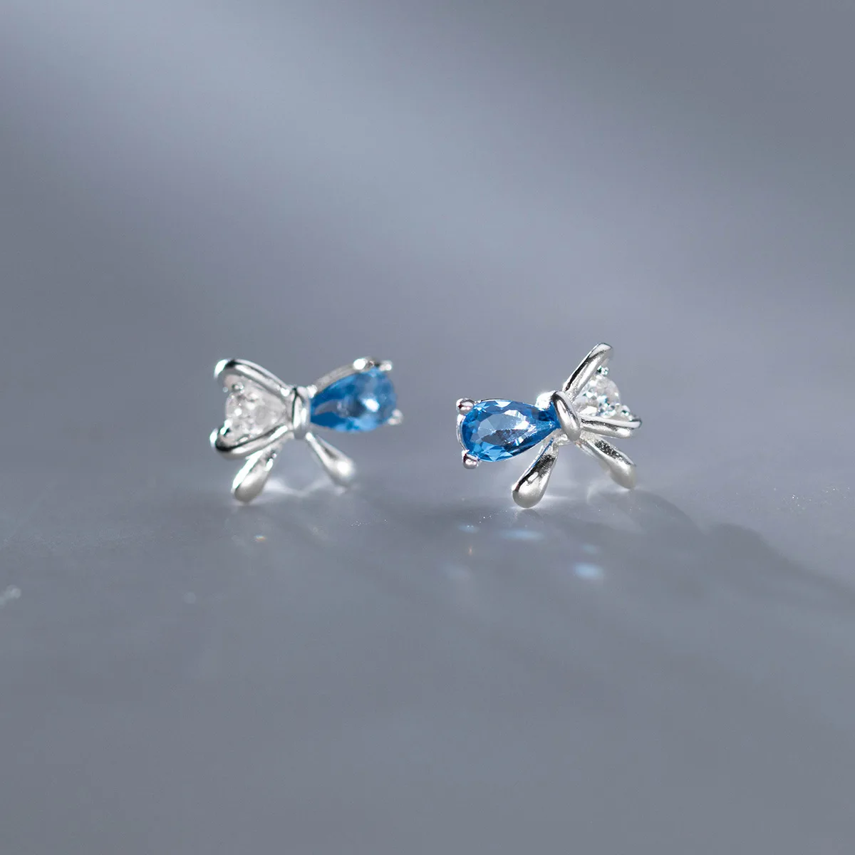100% 925 Sterling Silver Zircon Bowknot Earrings for Woman Girl Simple Fashion Small Design Jewelry Party Gift Dropshipping
100% 925 Sterling Silver Zircon Bowknot Earrings for Woman Girl Simple Fashion Small Design Jewelry Party Gift Dropshipping