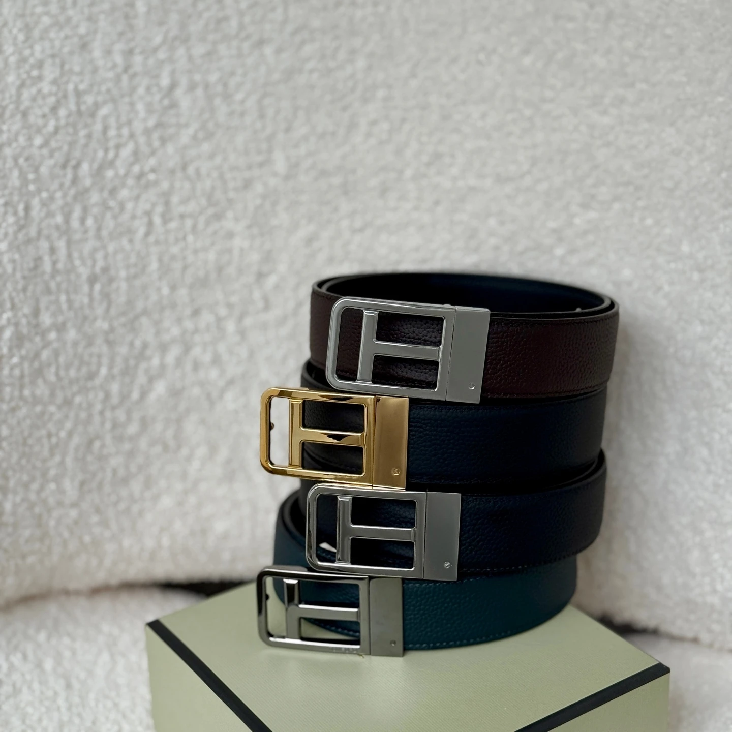 Роскошный дизайнерский мужской двусторонний ремень с Т-образной пряжкой 2026 года, высококачественный ремень из натуральной кожи для джинсов и делового стиля
Роскошный дизайнерский мужской двусторонний ремень с Т-образной пряжкой 2026 года, высококачественный ремень из натуральной кожи для джинсов и делового стиля