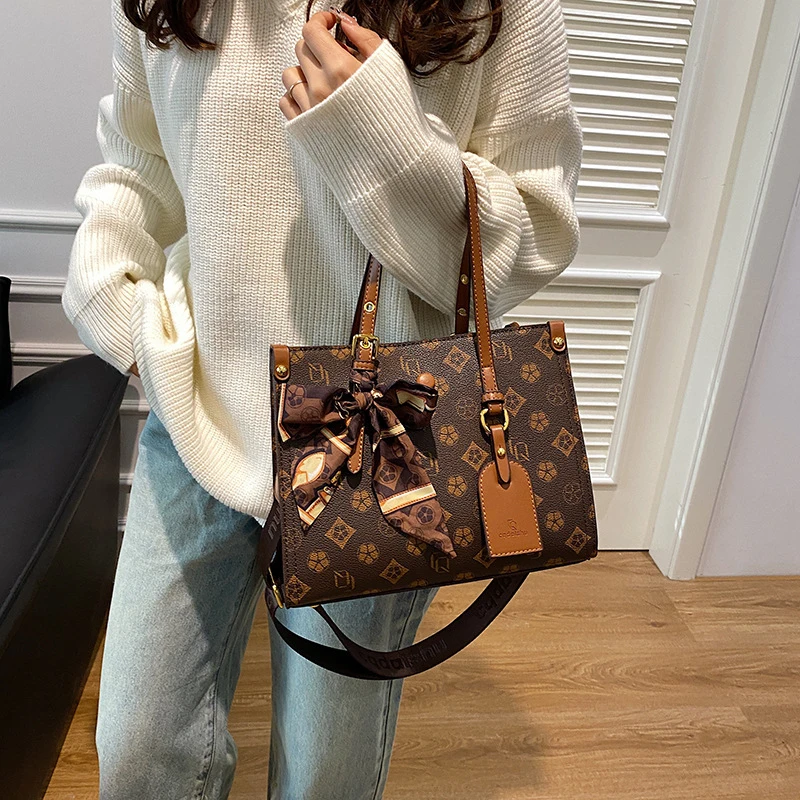 2026Large-capacity single-shoulder tote bag, new high-end women's crossbody bag, vintage women's bag
2026Large-capacity single-shoulder tote bag, new high-end women's crossbody bag, vintage women's bag