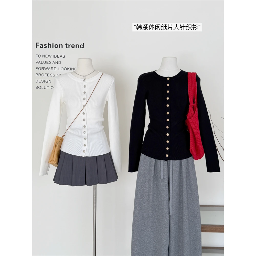 2025 Autumn Winter Women Vintage Solid Color Long Sleeve O-Neck Cardigan Cuddly Sweater Knitwear 2000s Korean Fashion New
2025 Autumn Winter Women Vintage Solid Color Long Sleeve O-Neck Cardigan Cuddly Sweater Knitwear 2000s Korean Fashion New