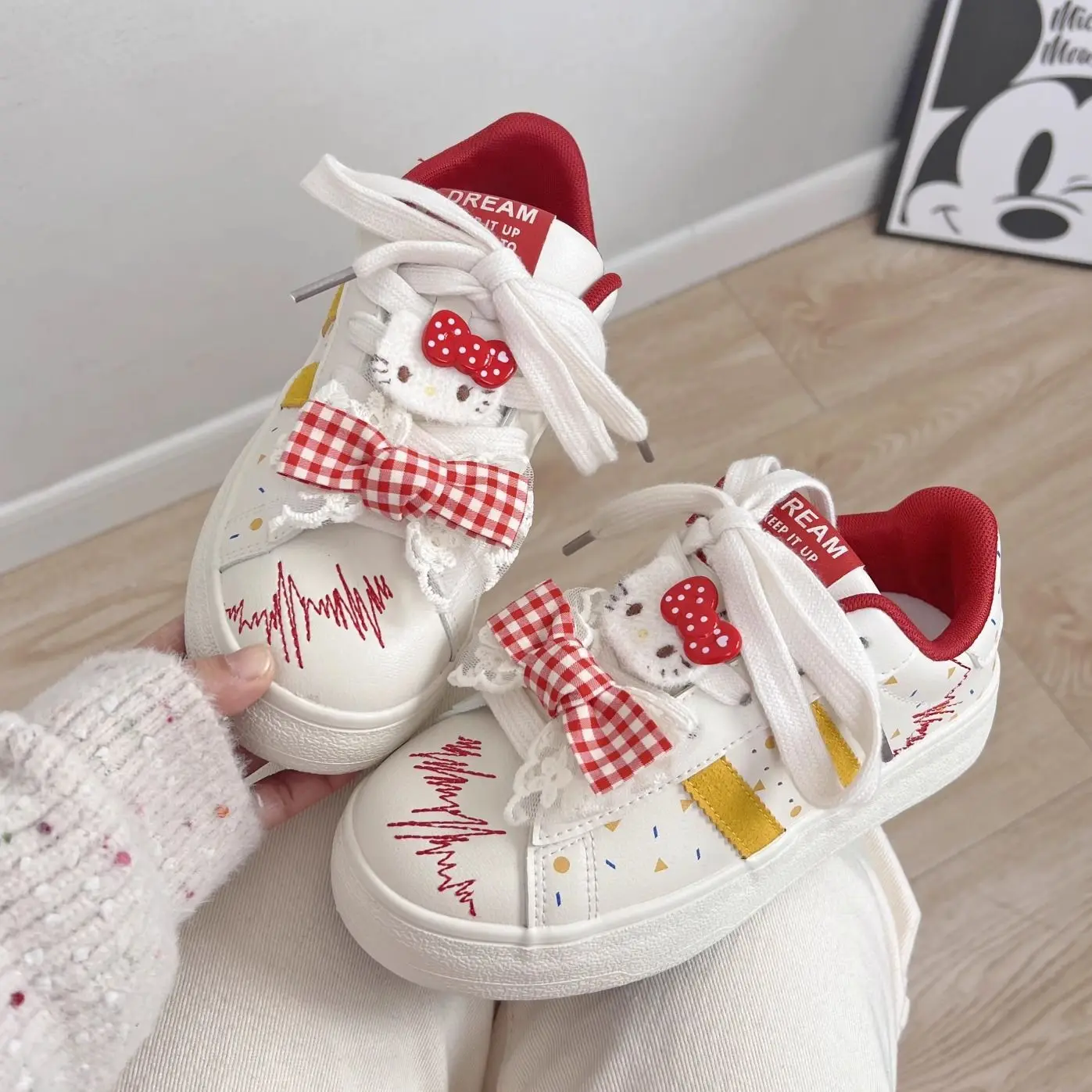 Женские туфли Sanrio Hello Kitty Cat Board, новинка 2023 года, универсальная повседневная обувь, милые маленькие белые туфли в японском стиле для студенток
Женские туфли Sanrio Hello Kitty Cat Board, новинка 2023 года, универсальная повседневная обувь, милые маленькие белые туфли в японском стиле для студенток