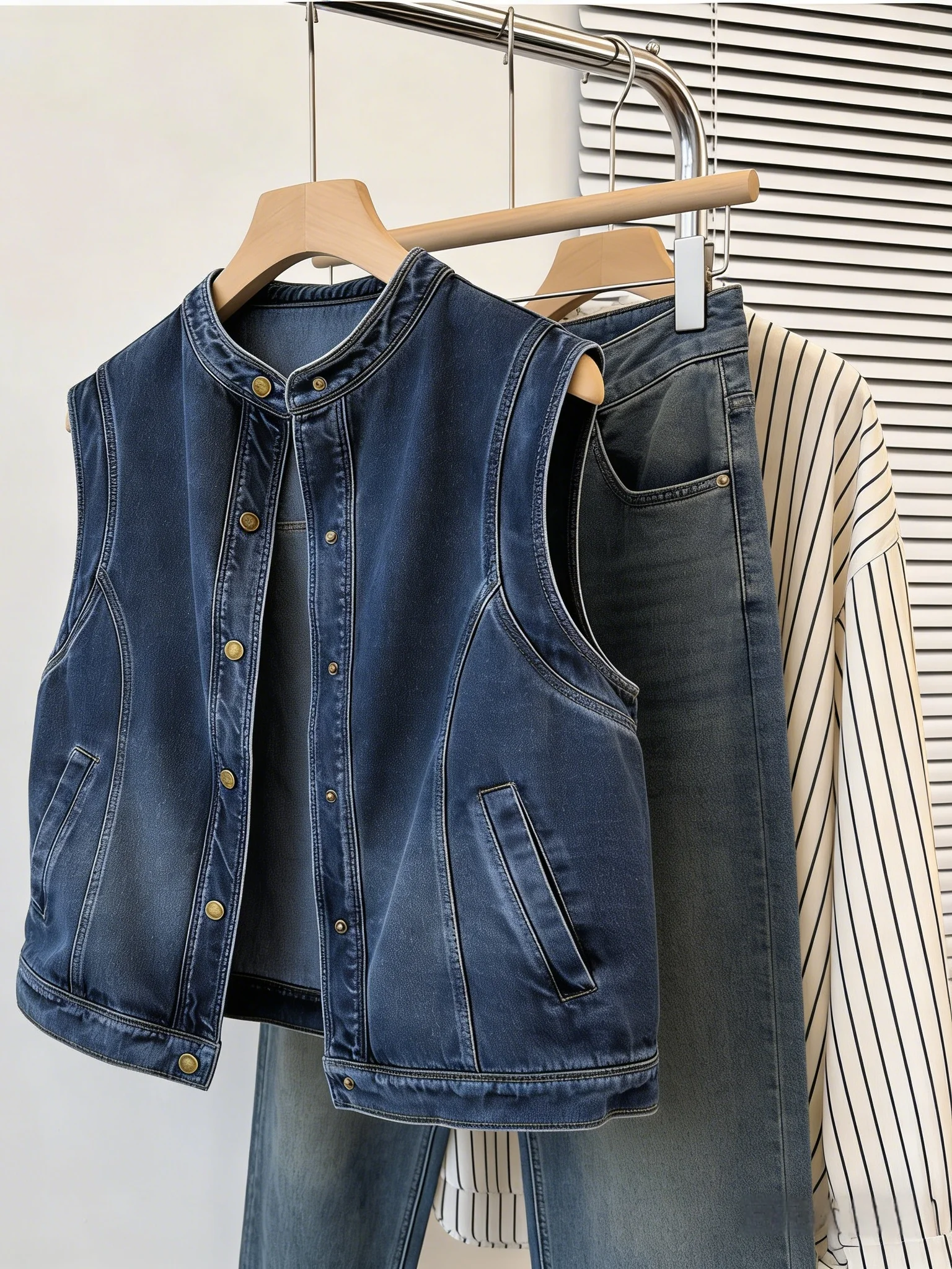 Fashionable Retro Stand Collar Denim Vest Women's Slimming Trendy Sleeveless Top Large Size Summer New Arrival
Fashionable Retro Stand Collar Denim Vest Women's Slimming Trendy Sleeveless Top Large Size Summer New Arrival