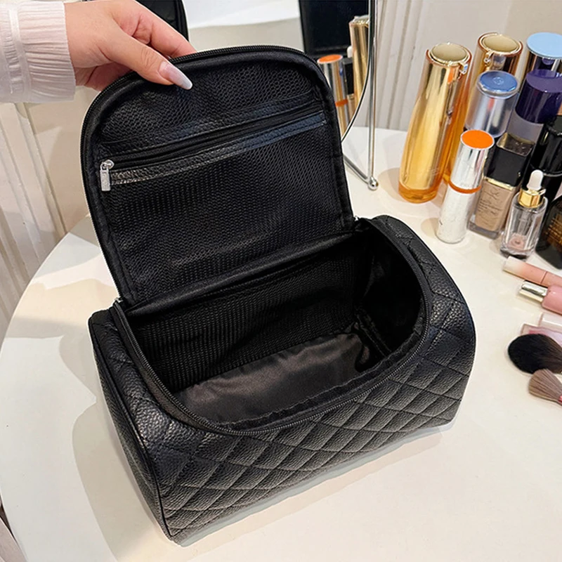 Fashion Large Capacity Waterproof Makeup Bag for Women Casual Travel Cosmetics Storage Bags Classic Black PU Handbags
Fashion Large Capacity Waterproof Makeup Bag for Women Casual Travel Cosmetics Storage Bags Classic Black PU Handbags