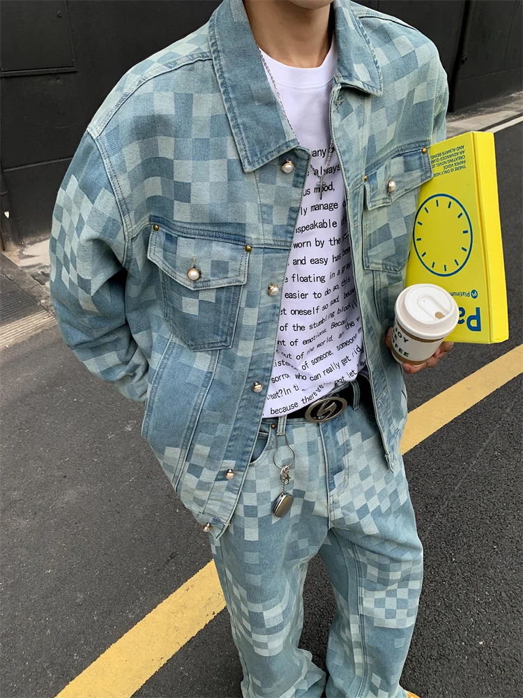 Американский джинсовый костюм в клетку: куртка и брюки для мужчин, повседневный уличный стиль, молодежный комплект с длинными рукавами и брюками
Американский джинсовый костюм в клетку: куртка и брюки для мужчин, повседневный уличный стиль, молодежный комплект с длинными рукавами и брюками