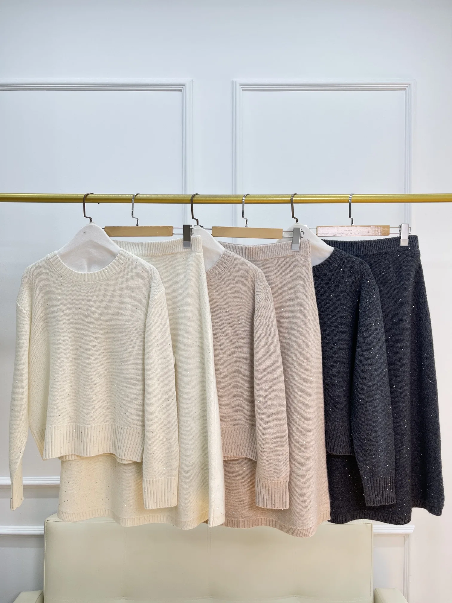 Retro Style Pure Cashmere Two-Piece Suit Sequined Round Neck Sweater High Waist Skirt Suit For Women
Retro Style Pure Cashmere Two-Piece Suit Sequined Round Neck Sweater High Waist Skirt Suit For Women