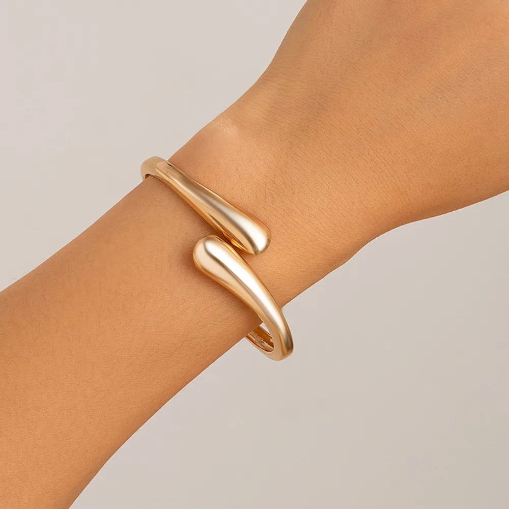 Salircon 2024 Simple Smooth Metal Water Drop Shaped Bangles for Women Classic Charm Gold Color Open Bracelet Punk Jewelry
Salircon 2024 Simple Smooth Metal Water Drop Shaped Bangles for Women Classic Charm Gold Color Open Bracelet Punk Jewelry