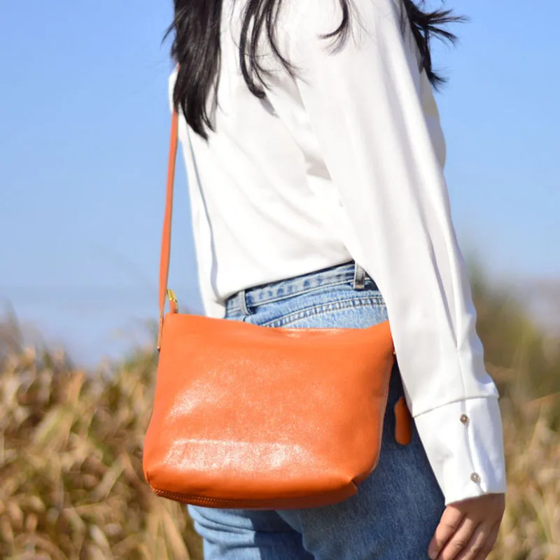 AETOO Top-grain cowhide mobile phone bag, women's genuine leather simple bag, niche design, simple square bag, single-shoulder c
AETOO Top-grain cowhide mobile phone bag, women's genuine leather simple bag, niche design, simple square bag, single-shoulder c