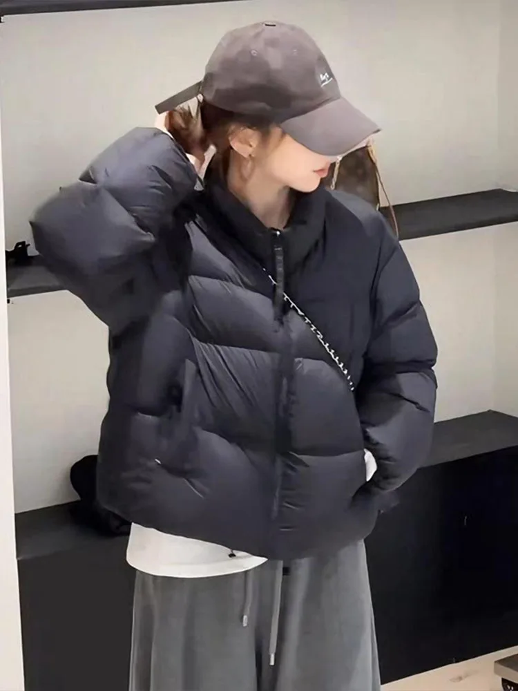 Модная утепленная хлопковая куртка для женщин, новая зимняя модель, очень милая, с воротником-стойкой, маленький размер, корейская версия
Модная утепленная хлопковая куртка для женщин, новая зимняя модель, очень милая, с воротником-стойкой, маленький размер, корейская версия