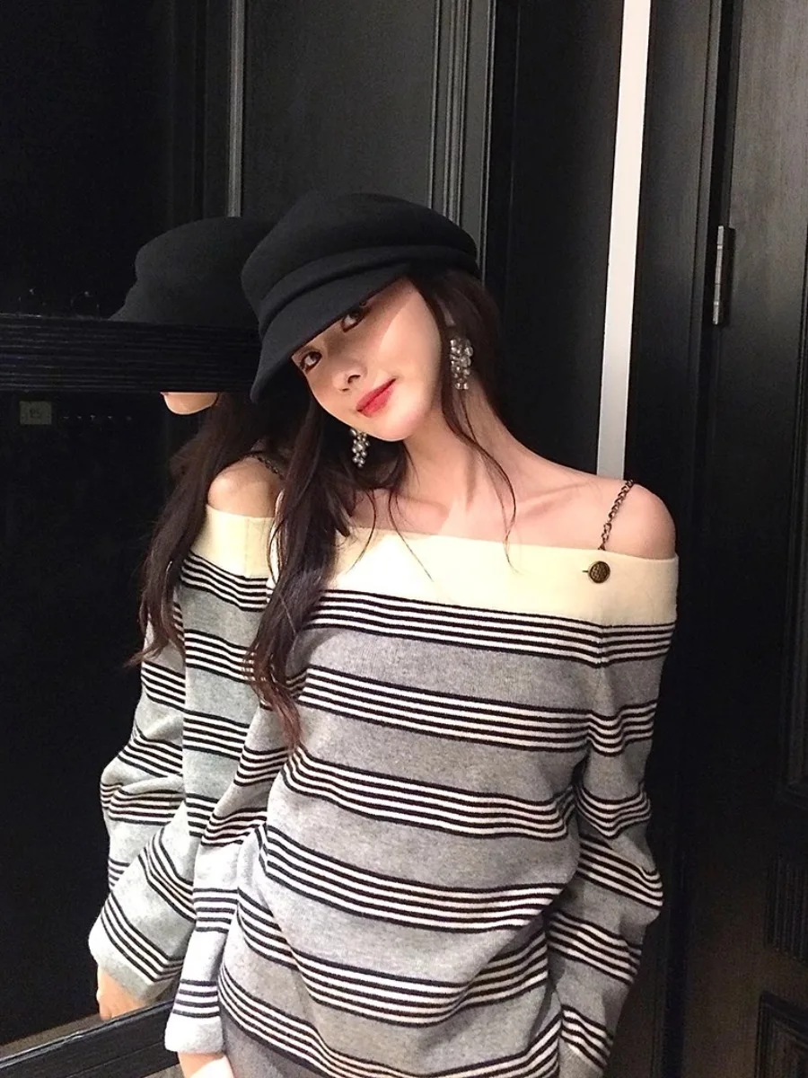 Soft Woolen Women's Knitted Sweater with Chain Strap Stripe Pattern Autumn Winter Slimming New Style Fleece Inner Wear
Soft Woolen Women's Knitted Sweater with Chain Strap Stripe Pattern Autumn Winter Slimming New Style Fleece Inner Wear