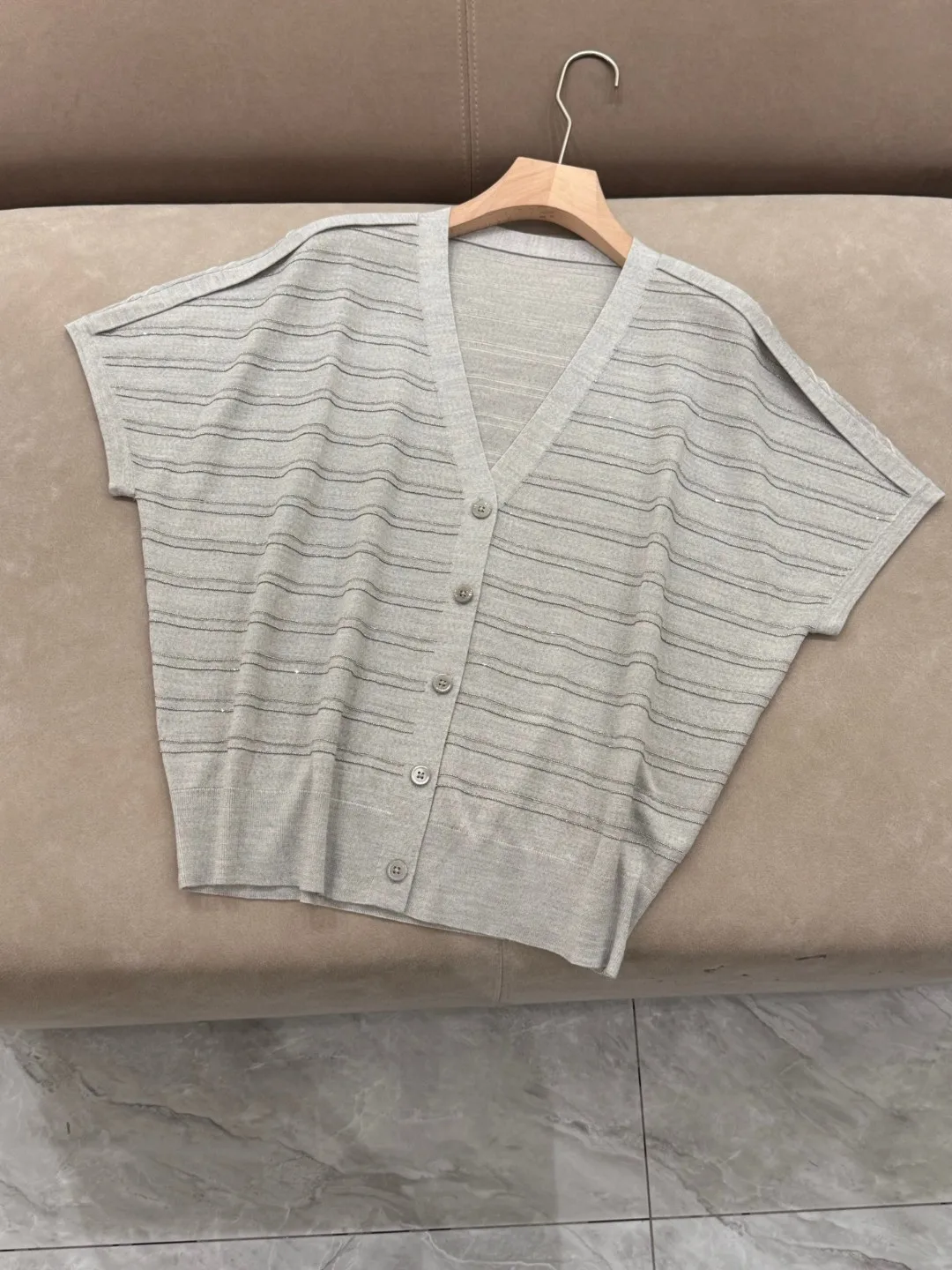 Spring And Summer New Women'S V-Neck Short-Sleeved Striped Beaded Knitted Cardigan Fashionable And Versatile Casual Tops
Spring And Summer New Women'S V-Neck Short-Sleeved Striped Beaded Knitted Cardigan Fashionable And Versatile Casual Tops