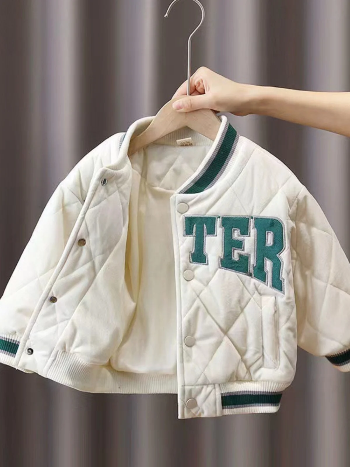 Korean Sle ort Cotton Jaet for Girls Baby Warm Baseball Coat Trendy Faionable Autumn Winter Outerwear for Kids
Korean Sle ort Cotton Jaet for Girls Baby Warm Baseball Coat Trendy Faionable Autumn Winter Outerwear for Kids