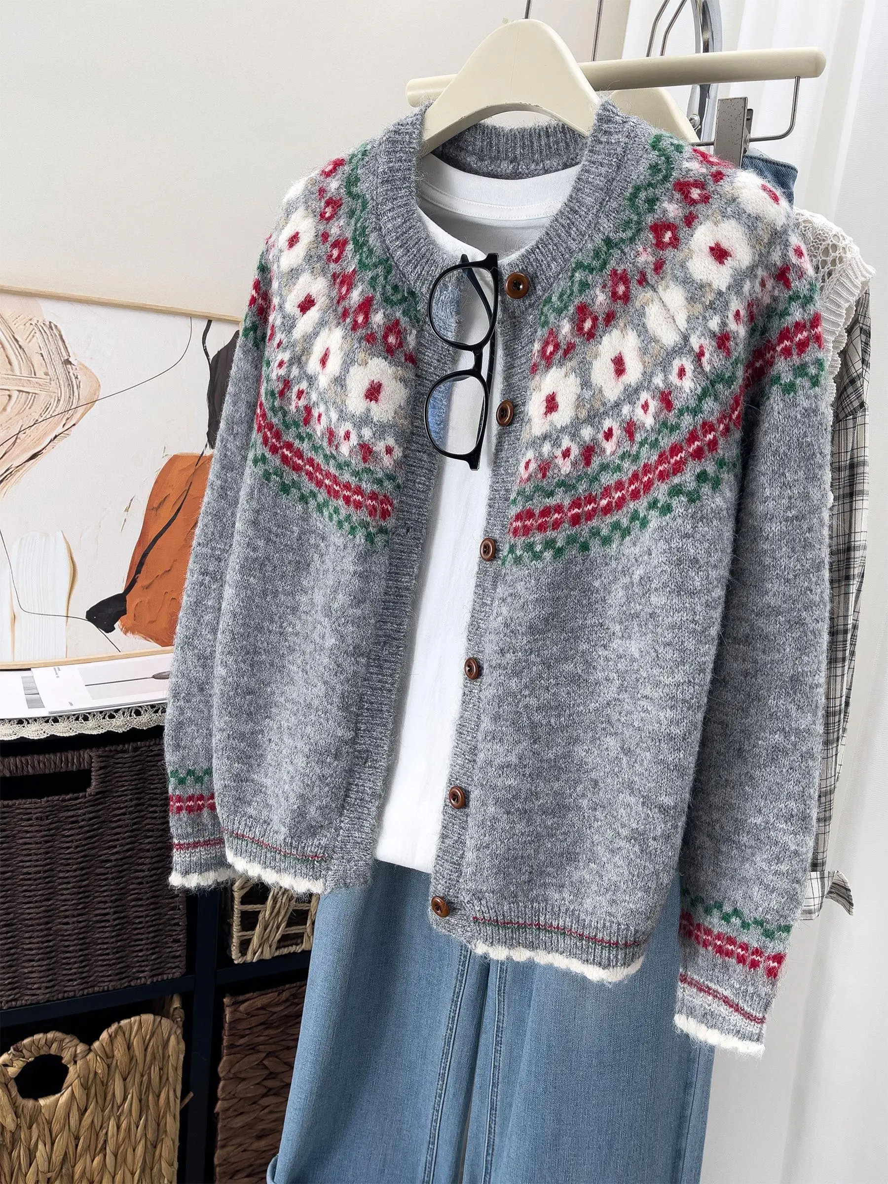 Женский вязаный кардиган Fair Isle с цветочным узором, свободный, мягкий, осенне-зимний, модный, теплый, с длинными рукавами
Женский вязаный кардиган Fair Isle с цветочным узором, свободный, мягкий, осенне-зимний, модный, теплый, с длинными рукавами