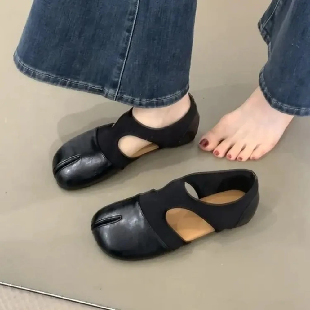 Vintage Tabi Mary Jane Shoes Women's Split Toe Ballet Flats, Black Leather Cut-Out Design, Soft Sole Comfortable Casual Shoes
Vintage Tabi Mary Jane Shoes Women's Split Toe Ballet Flats, Black Leather Cut-Out Design, Soft Sole Comfortable Casual Shoes
