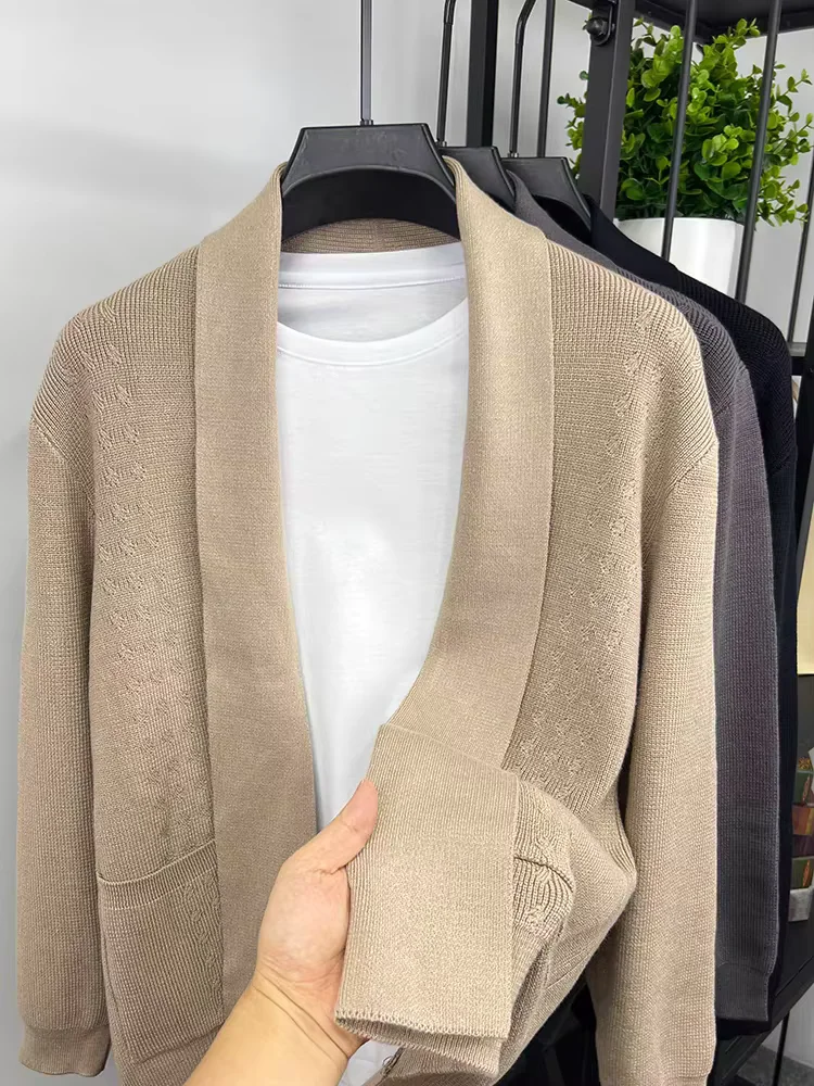 Light luxury high-quality exquisite jacquard knitted cardigan men buttonless shawl autumn new trend European casual sweater coat
Light luxury high-quality exquisite jacquard knitted cardigan men buttonless shawl autumn new trend European casual sweater coat