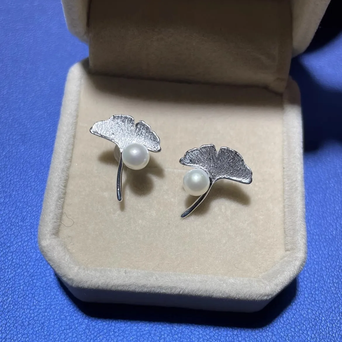 Natural earrings AAAA5-6mm Japanese round pearl earrings Ginkgo leaf earrings 925s
Natural earrings AAAA5-6mm Japanese round pearl earrings Ginkgo leaf earrings 925s