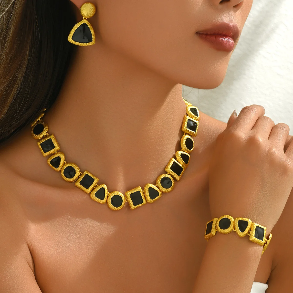 Luxury Matte 2025 model Gold Jewelry Set with Black Shapes – Necklace, Earrings & Bracelet
Luxury Matte 2025 model Gold Jewelry Set with Black Shapes – Necklace, Earrings & Bracelet