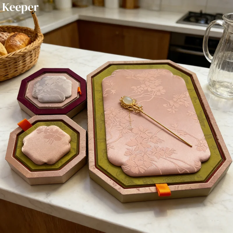 Шкатулка для украшений в дворцовом стиле большой вместимости для золотых браслетов и кольцевых украшений с вышивкой, антикварный органайзер-витрина для ювелирных изделий
Шкатулка для украшений в дворцовом стиле большой вместимости для золотых браслетов и кольцевых украшений с вышивкой, антикварный органайзер-витрина для ювелирных изделий