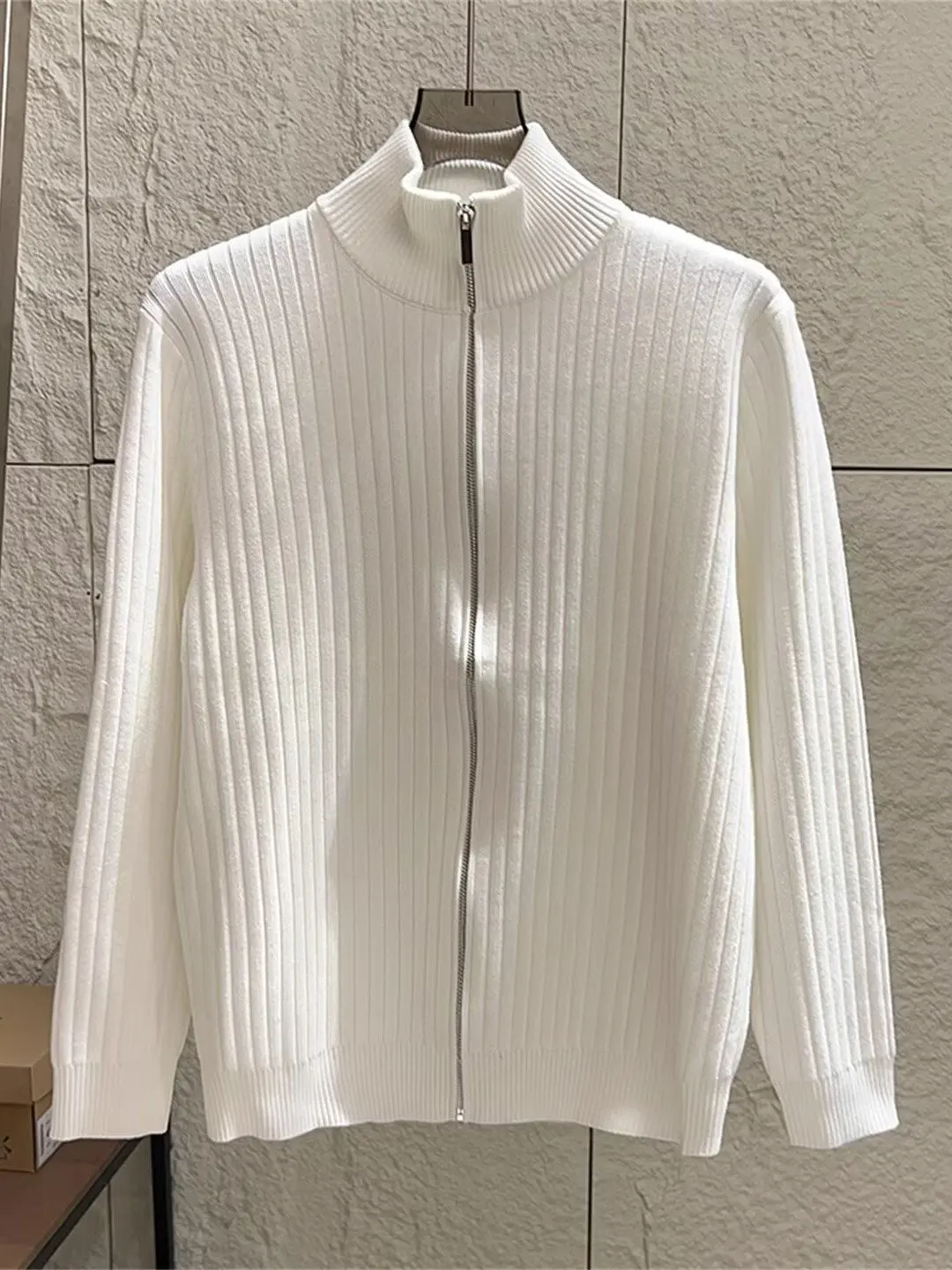 Мужской бейсбольный свитер с воротником на молнии, повседневный вязаный кардиган, весна-осень, вертикальные полоски, теплый, мягкий, удобный, стандартный крой
Мужской бейсбольный свитер с воротником на молнии, повседневный вязаный кардиган, весна-осень, вертикальные полоски, теплый, мягкий, удобный, стандартный крой