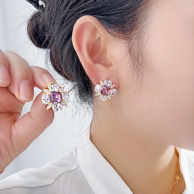 New Fashion Earclip Earrings Design Sense Micro-inset Zircon Geometric Splicing Flowers Light Luxury Exquisite Super Flash Girl
New Fashion Earclip Earrings Design Sense Micro-inset Zircon Geometric Splicing Flowers Light Luxury Exquisite Super Flash Girl
