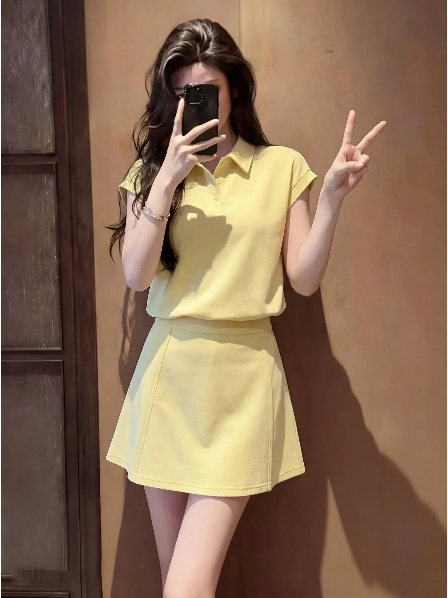 Casual Sports Set for Women in Summer, Fashionable and Slimming Yellow Polo Collar Short Sleeved Skirt Two-piece Set
Casual Sports Set for Women in Summer, Fashionable and Slimming Yellow Polo Collar Short Sleeved Skirt Two-piece Set