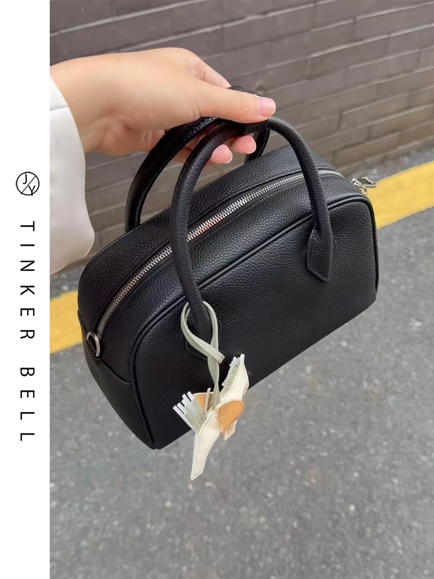 Женская сумка в стиле ретро Boston, новинка 2025, дизайн, большая сумка-подушка высокого качества Capaci, повседневная простая сумка-подушка с мягкой ручкой
Женская сумка в стиле ретро Boston, новинка 2025, дизайн, большая сумка-подушка высокого качества Capaci, повседневная простая сумка-подушка с мягкой ручкой