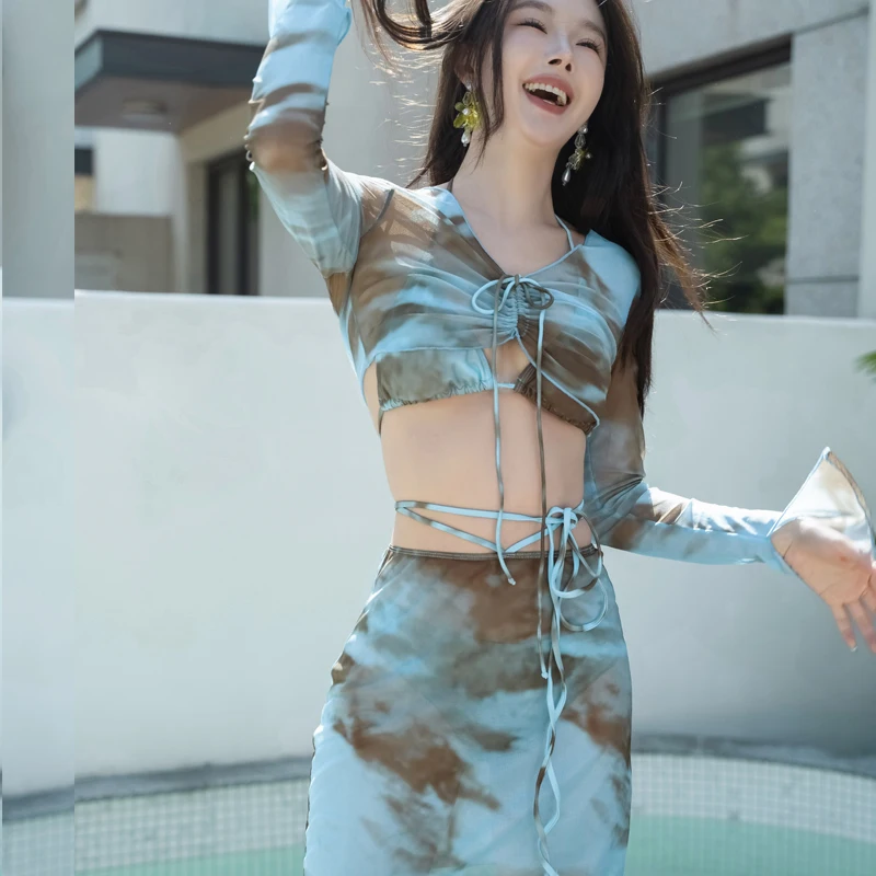 Wisuwore 2023 Fashion Smudged Four-Piece Swimsuit With Long Sleeve Sunblock Skirt And a Slimming Bikini
Wisuwore 2023 Fashion Smudged Four-Piece Swimsuit With Long Sleeve Sunblock Skirt And a Slimming Bikini