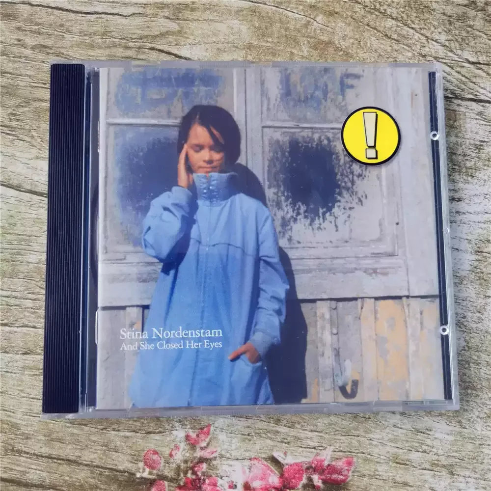 CD Stina Nordenstam и She Closed Her Eyes, выпущенный в 1996 году, которая объединяет оркестровую композицию с собственными текстами
CD Stina Nordenstam и She Closed Her Eyes, выпущенный в 1996 году, которая объединяет оркестровую композицию с собственными текстами