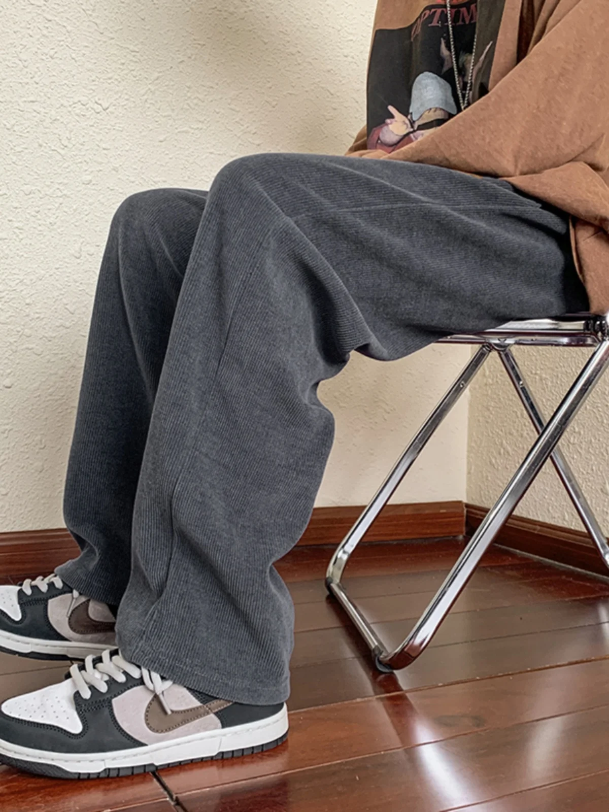 Вельветовые брюки American Sle, мужские свободные брюки прямого кроя длиной до пола, модные повседневные спортивные штаны, универсальные
Вельветовые брюки American Sle, мужские свободные брюки прямого кроя длиной до пола, модные повседневные спортивные штаны, универсальные