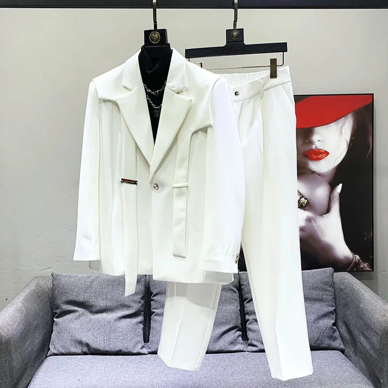 Мужской дизайнерский костюм-двойка: пиджак с драпировкой и широкие брюки, повседневный свободный белый комплект, модный тренд
Мужской дизайнерский костюм-двойка: пиджак с драпировкой и широкие брюки, повседневный свободный белый комплект, модный тренд