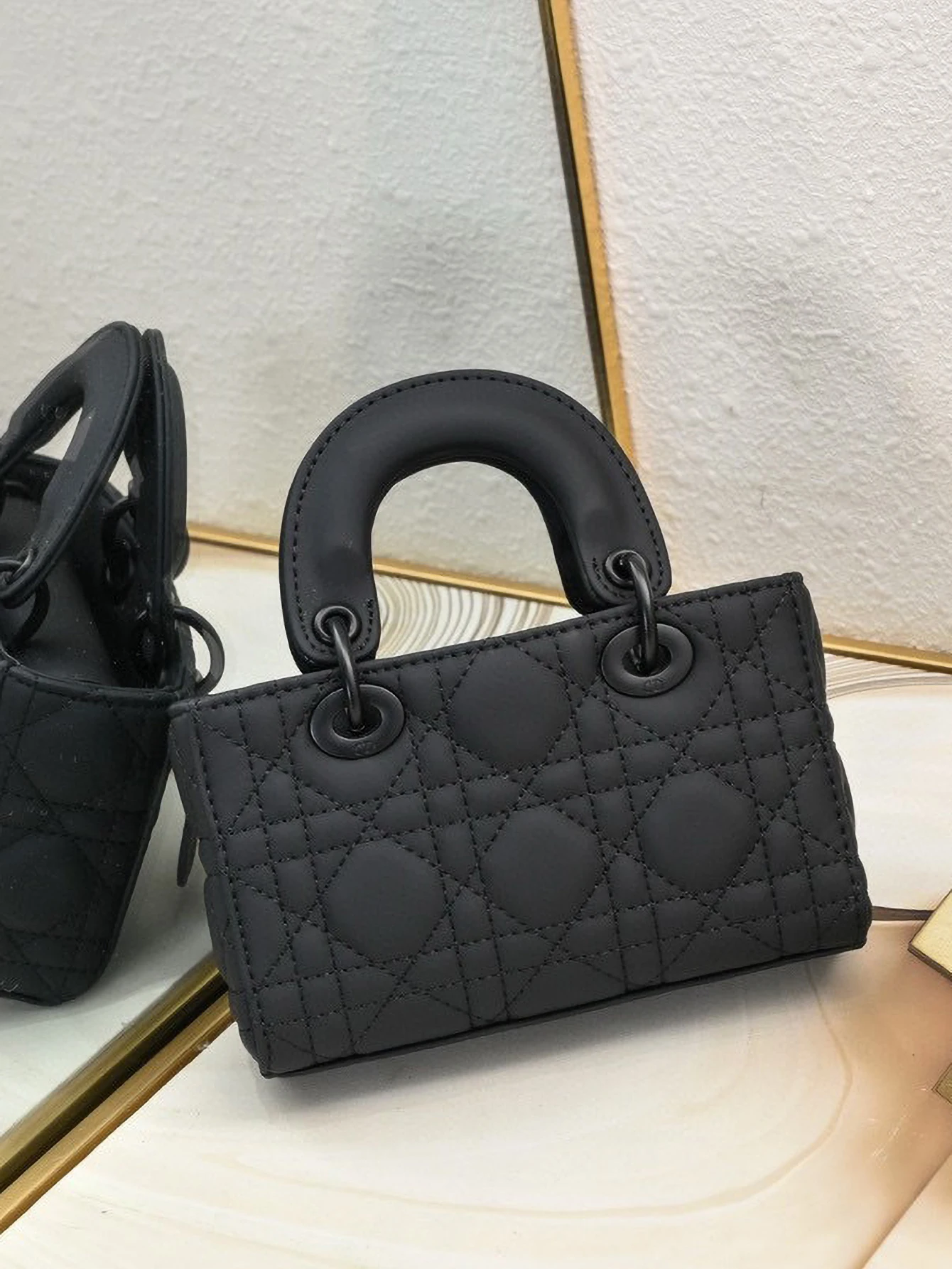 Fashionable and minimalist frosted tote bag horizontal design, high-end and versatile, party banquet diamond grid temperament
Fashionable and minimalist frosted tote bag horizontal design, high-end and versatile, party banquet diamond grid temperament