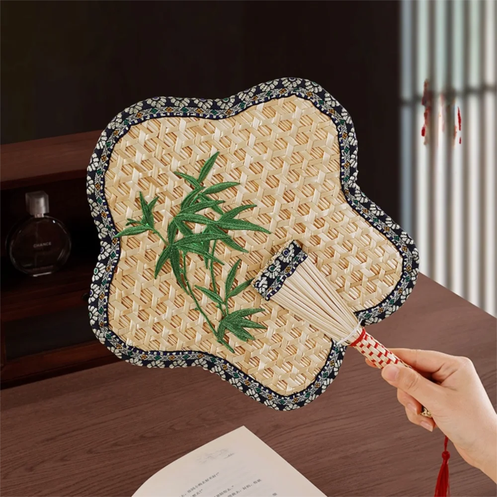 Flower Embroidery Hand-Woven Straw Fan Environmentally Friendly Natural Summer Cooling Hand Fan Light Weight Decorative Fan
Flower Embroidery Hand-Woven Straw Fan Environmentally Friendly Natural Summer Cooling Hand Fan Light Weight Decorative Fan