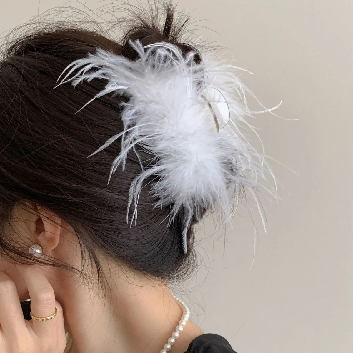 Premium Large Ostrich Feather Hair Claw Clip Fluffy Back of Head Shark Style Updo Elegant White Daily Use Ethereal for Women
Premium Large Ostrich Feather Hair Claw Clip Fluffy Back of Head Shark Style Updo Elegant White Daily Use Ethereal for Women