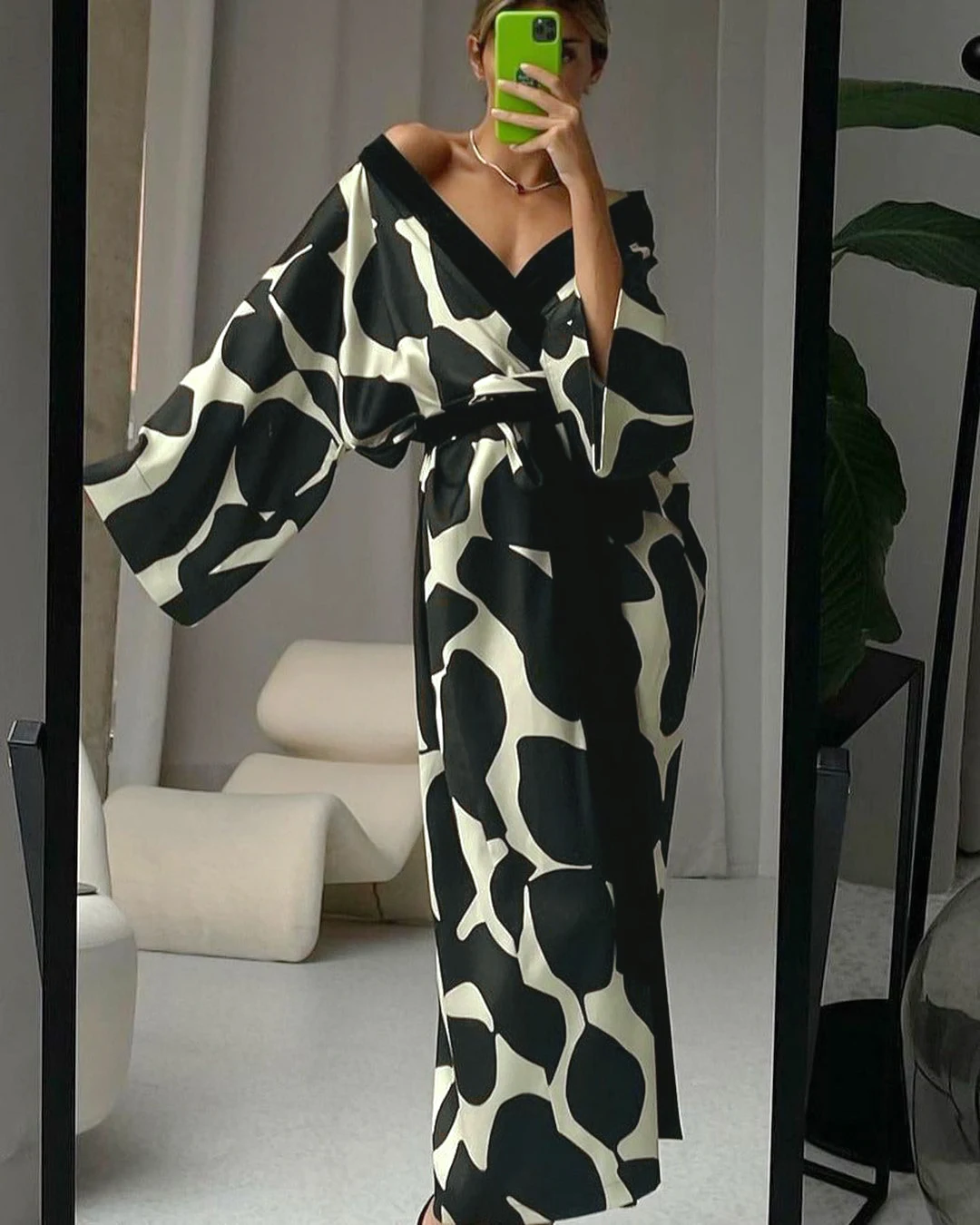 2025 New European and American woven printed imitation silk printed loose casual long-span nightgown Women's home wear
2025 New European and American woven printed imitation silk printed loose casual long-span nightgown Women's home wear