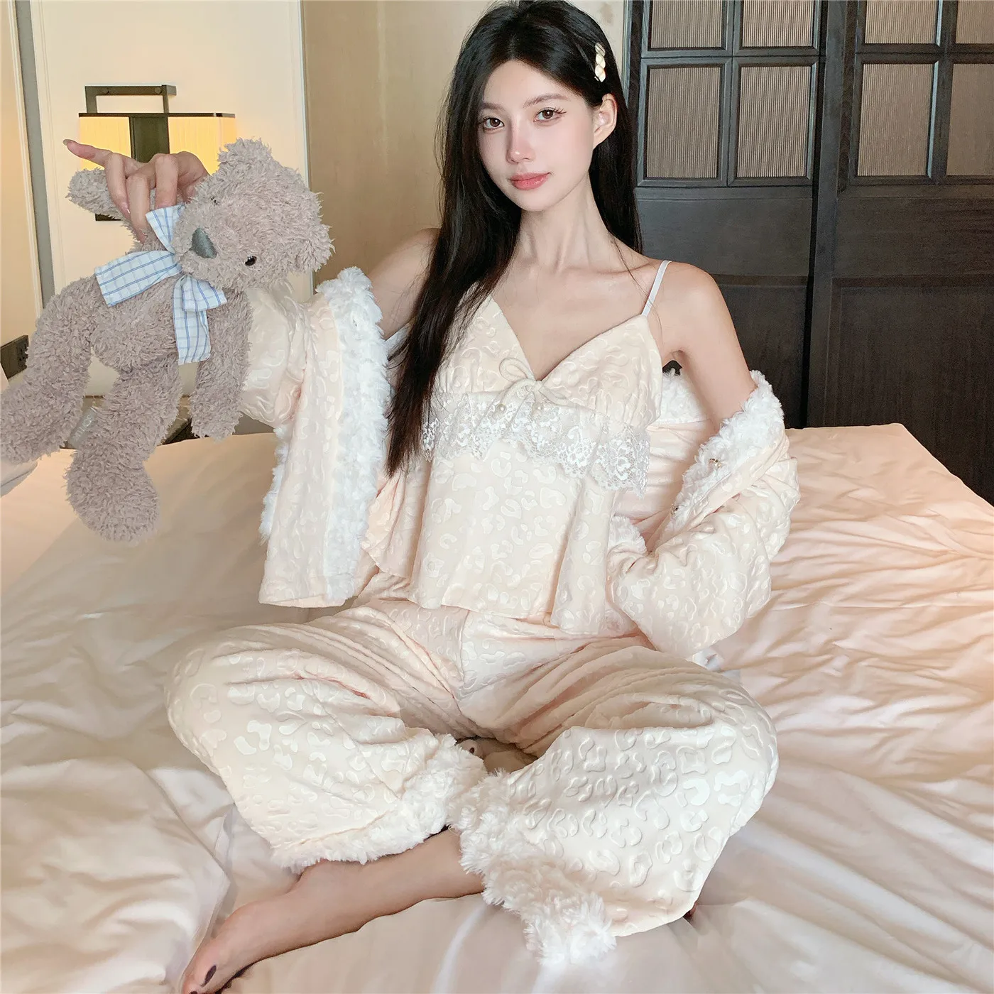 Island Velvet Sexy Pajama Women's Autumn/Winter Leopard Pattern Strap Velvet Thickened Home Clothes 3-Piece Set
Island Velvet Sexy Pajama Women's Autumn/Winter Leopard Pattern Strap Velvet Thickened Home Clothes 3-Piece Set