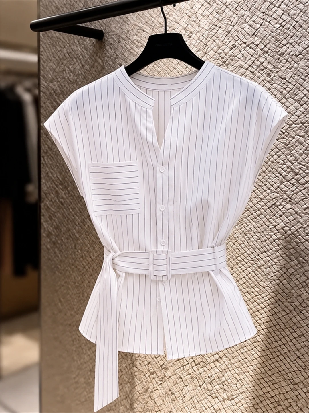 Chic Korean Striped Design Contrast Color Slim Fit Shirt Single Button Summer Fashionable Silk Top Age Reduction
Chic Korean Striped Design Contrast Color Slim Fit Shirt Single Button Summer Fashionable Silk Top Age Reduction