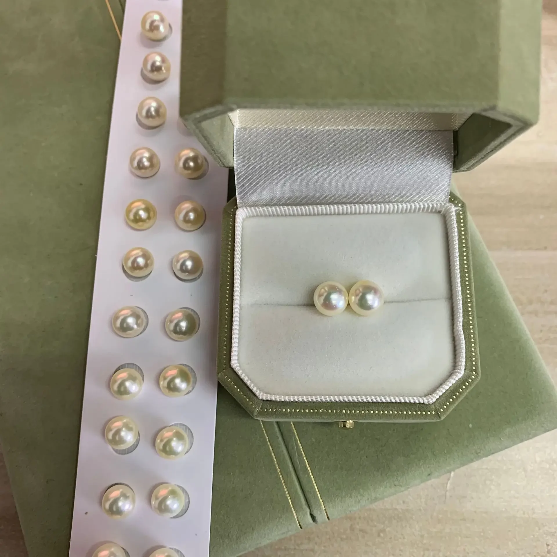 8-8.5 MM Seawater Feather Emperor Gold Akoya Pearl Earrings Without Toning Near Perfect Circle Slightly Flawed Natural
8-8.5 MM Seawater Feather Emperor Gold Akoya Pearl Earrings Without Toning Near Perfect Circle Slightly Flawed Natural