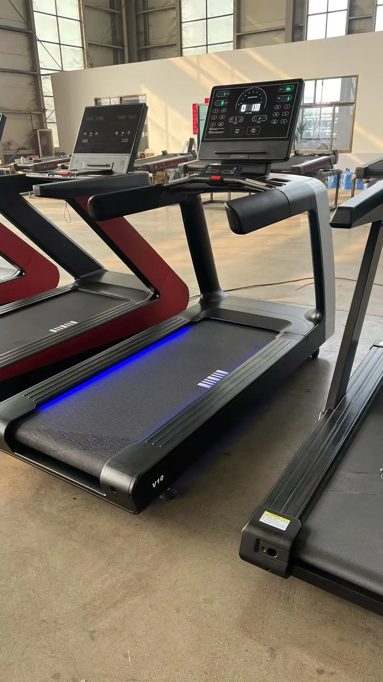 Высококачественная беговая дорожка класса люкс с LED-экраном, бесшумная, для кардиотренировок, с беспроводным датчиком пульса и световой полосой
Высококачественная беговая дорожка класса люкс с LED-экраном, бесшумная, для кардиотренировок, с беспроводным датчиком пульса и световой полосой