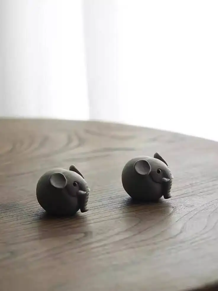 Исинский фиолетовый глиняный питомец можно использовать для заваривания чая, маленький слон, украшение для стола, креативная фигурка, чайный аксессуар ручной работы
Исинский фиолетовый глиняный питомец можно использовать для заваривания чая, маленький слон, украшение для стола, креативная фигурка, чайный аксессуар ручной работы