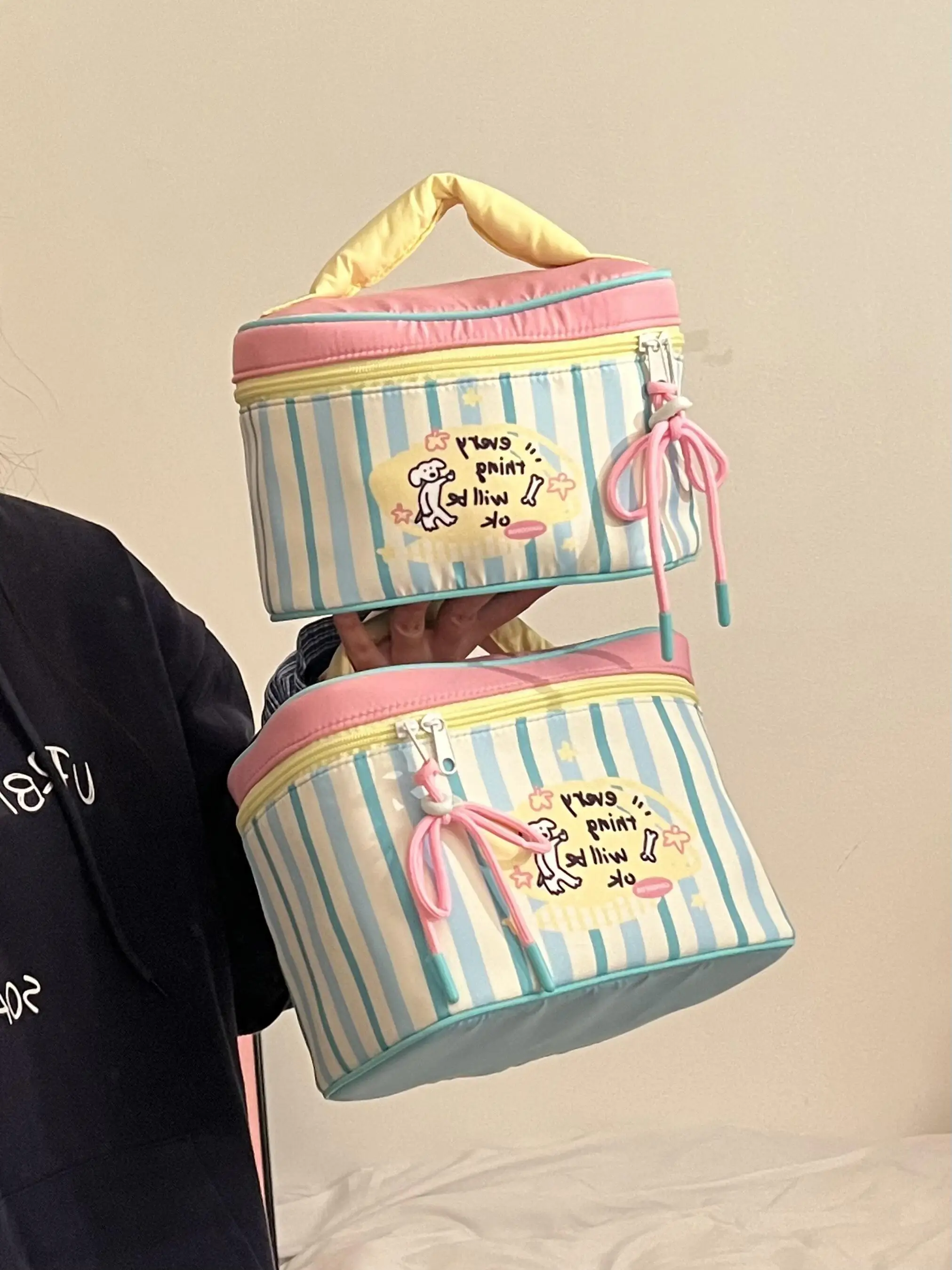 Большая портативная дорожная косметичка-органайзер для хранения, ручная сумка для поездок, милая, эстетичная, с высоким уровнем эстетической ценности
Большая портативная дорожная косметичка-органайзер для хранения, ручная сумка для поездок, милая, эстетичная, с высоким уровнем эстетической ценности