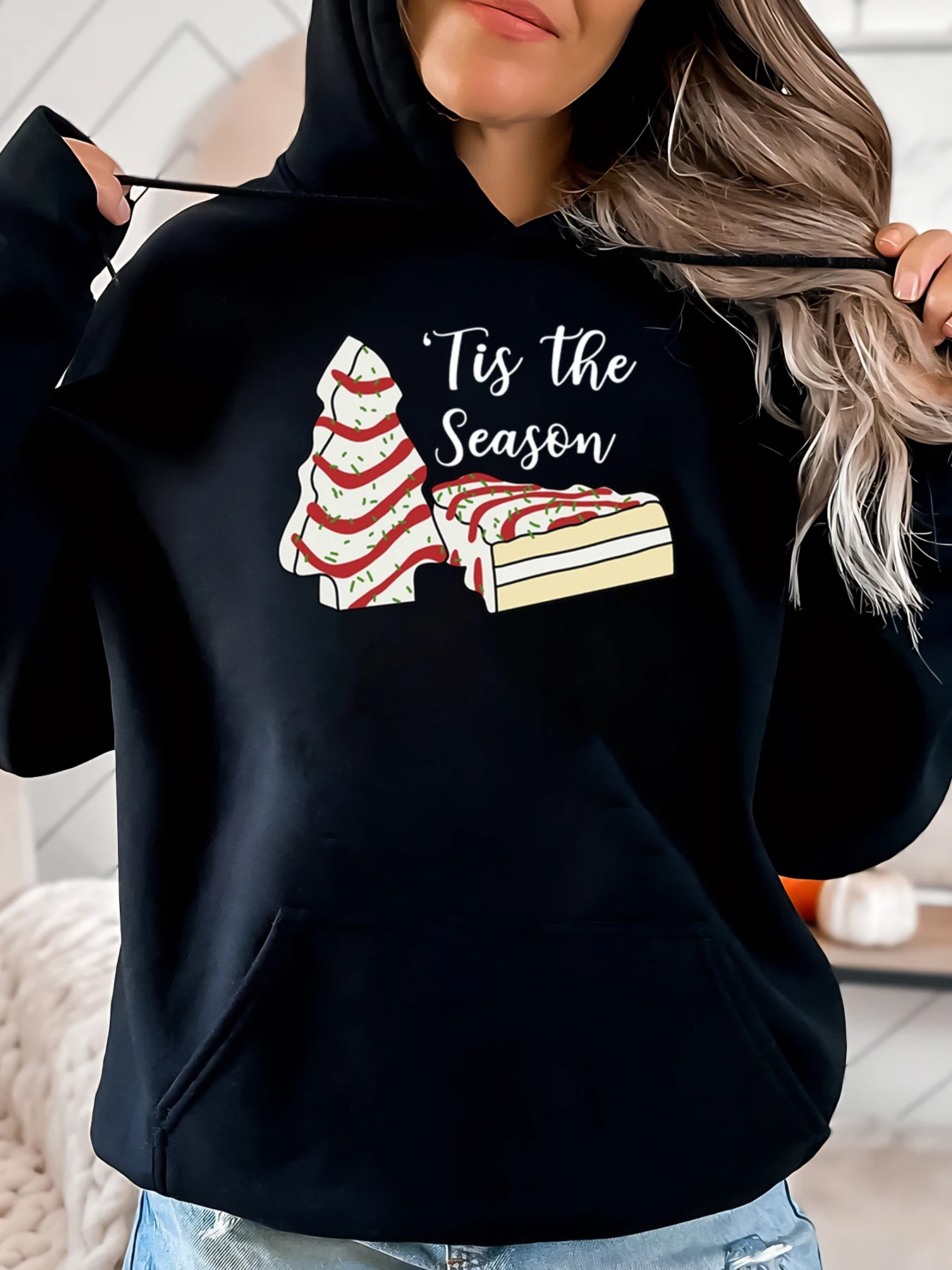 Рождественский елочный торт. Толстовка с капюшоном «Это сезон», женская праздничная одежда, черная, больших размеров.
Рождественский елочный торт. Толстовка с капюшоном «Это сезон», женская праздничная одежда, черная, больших размеров.