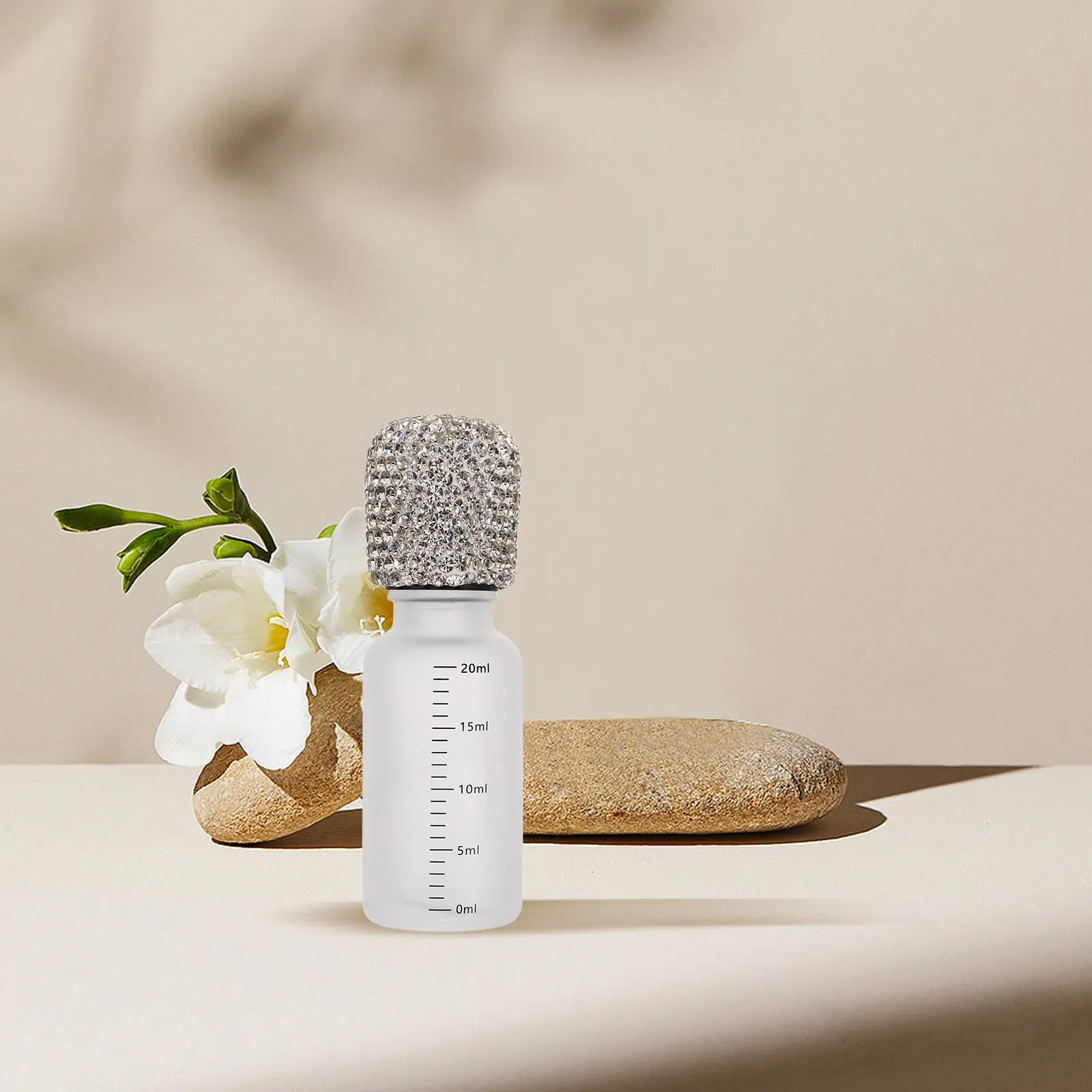 Элегантный многоразовый флакон-роллер из прозрачного стекла 20 мл со стразами и мерной шкалой для путешествий, переливания парфюмерии и увлажняющих средств
Элегантный многоразовый флакон-роллер из прозрачного стекла 20 мл со стразами и мерной шкалой для путешествий, переливания парфюмерии и увлажняющих средств