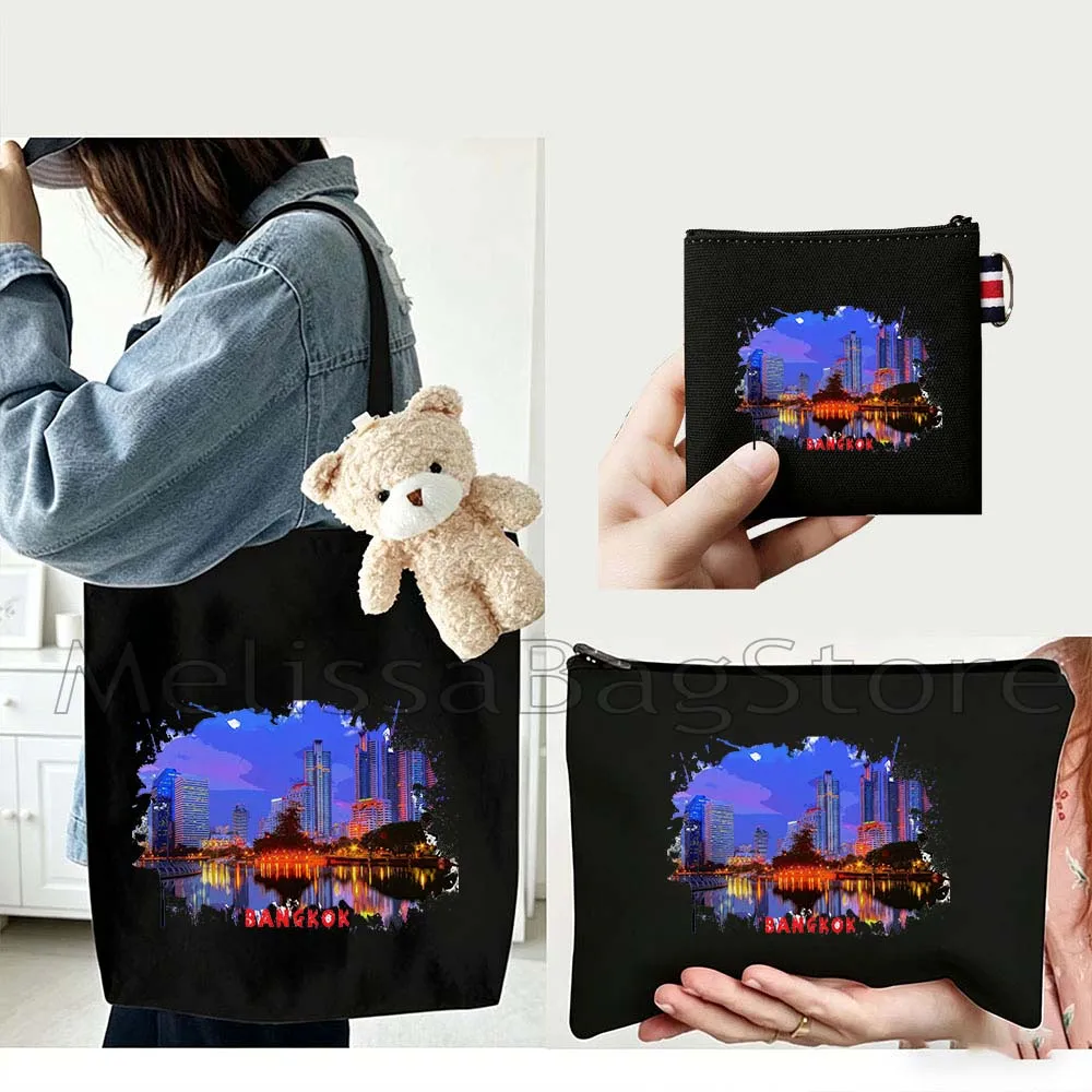 4PCS Gifts Set Bangkok Thailand Black Canvas Tote Bag Handbag with Doll Key Coin Purse Cosmetic Makeup Toilet Bag Case Pouch
4PCS Gifts Set Bangkok Thailand Black Canvas Tote Bag Handbag with Doll Key Coin Purse Cosmetic Makeup Toilet Bag Case Pouch