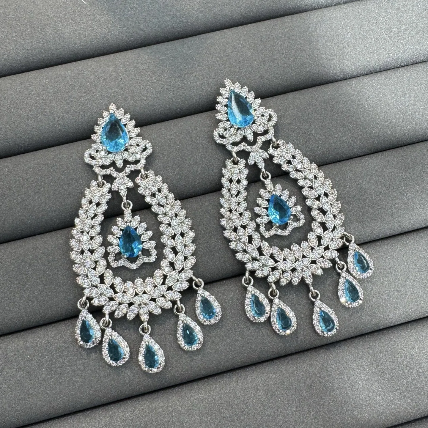 cubic zirconia earrings for women shiny jewelry silver color blue green oval shape teardrop dangling earrings gala event party
cubic zirconia earrings for women shiny jewelry silver color blue green oval shape teardrop dangling earrings gala event party