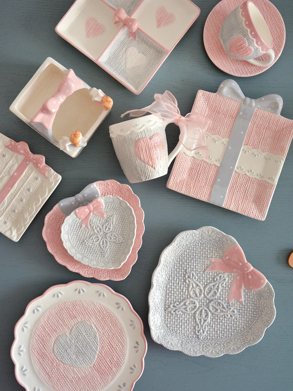 French hand drawn relief ceramic plates, coffee cups, internet red, heart-shaped plates, cute breakfast plates, square
French hand drawn relief ceramic plates, coffee cups, internet red, heart-shaped plates, cute breakfast plates, square