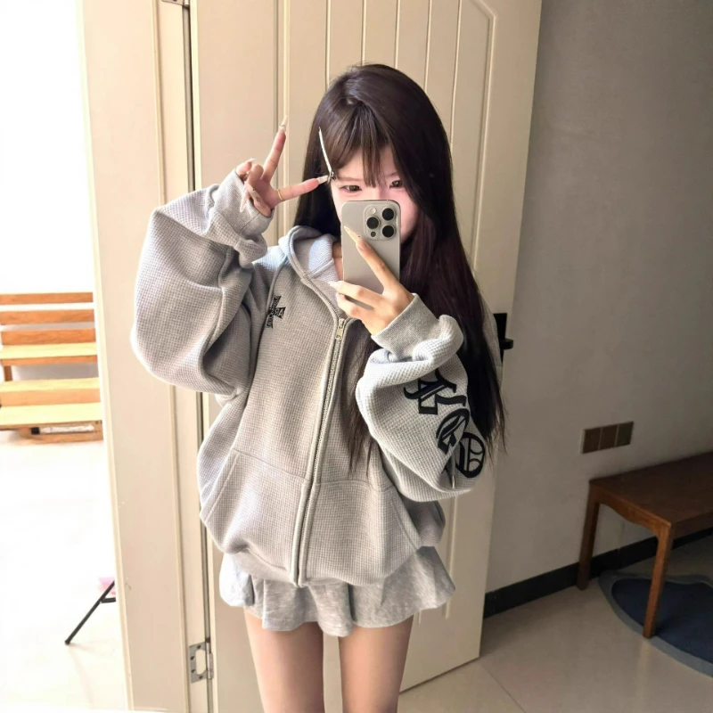 2026 Autumn Winter American Retro Waffle Embroidery Hooded Sweatshirt Jacket for Women New Style Loose Casual Warm Outerwear
2026 Autumn Winter American Retro Waffle Embroidery Hooded Sweatshirt Jacket for Women New Style Loose Casual Warm Outerwear