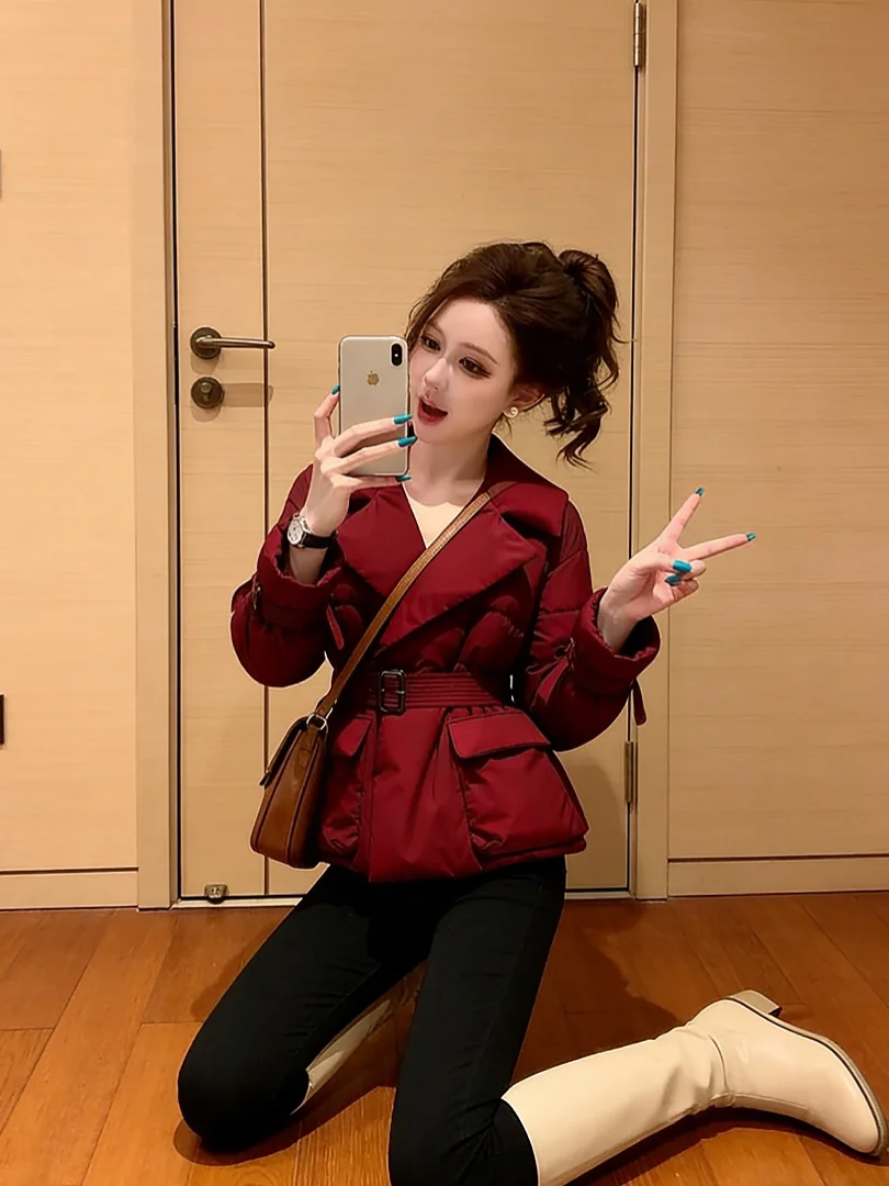 Thickened Red Cotton Jacket Women's Style 2025 New Winter Fashionable Luxury High Quality Waist-Cinching Cotton-Padded Coat
Thickened Red Cotton Jacket Women's Style 2025 New Winter Fashionable Luxury High Quality Waist-Cinching Cotton-Padded Coat